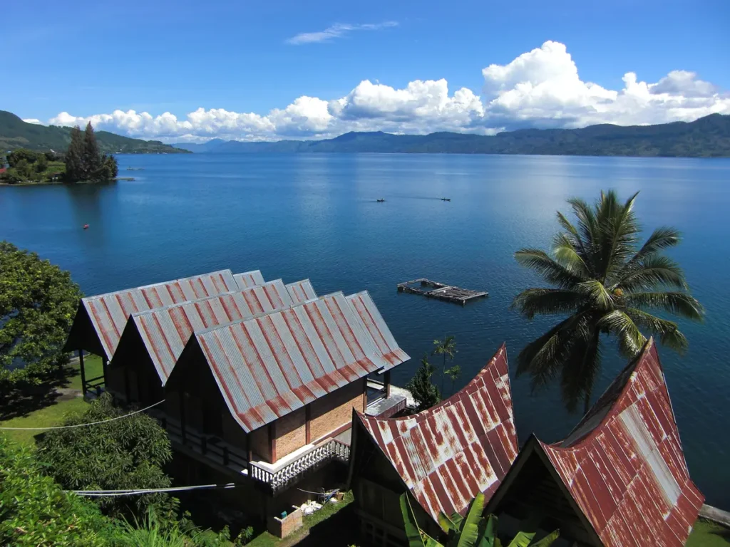 Menjelajahi Keindahan Alam Pulau Samosir