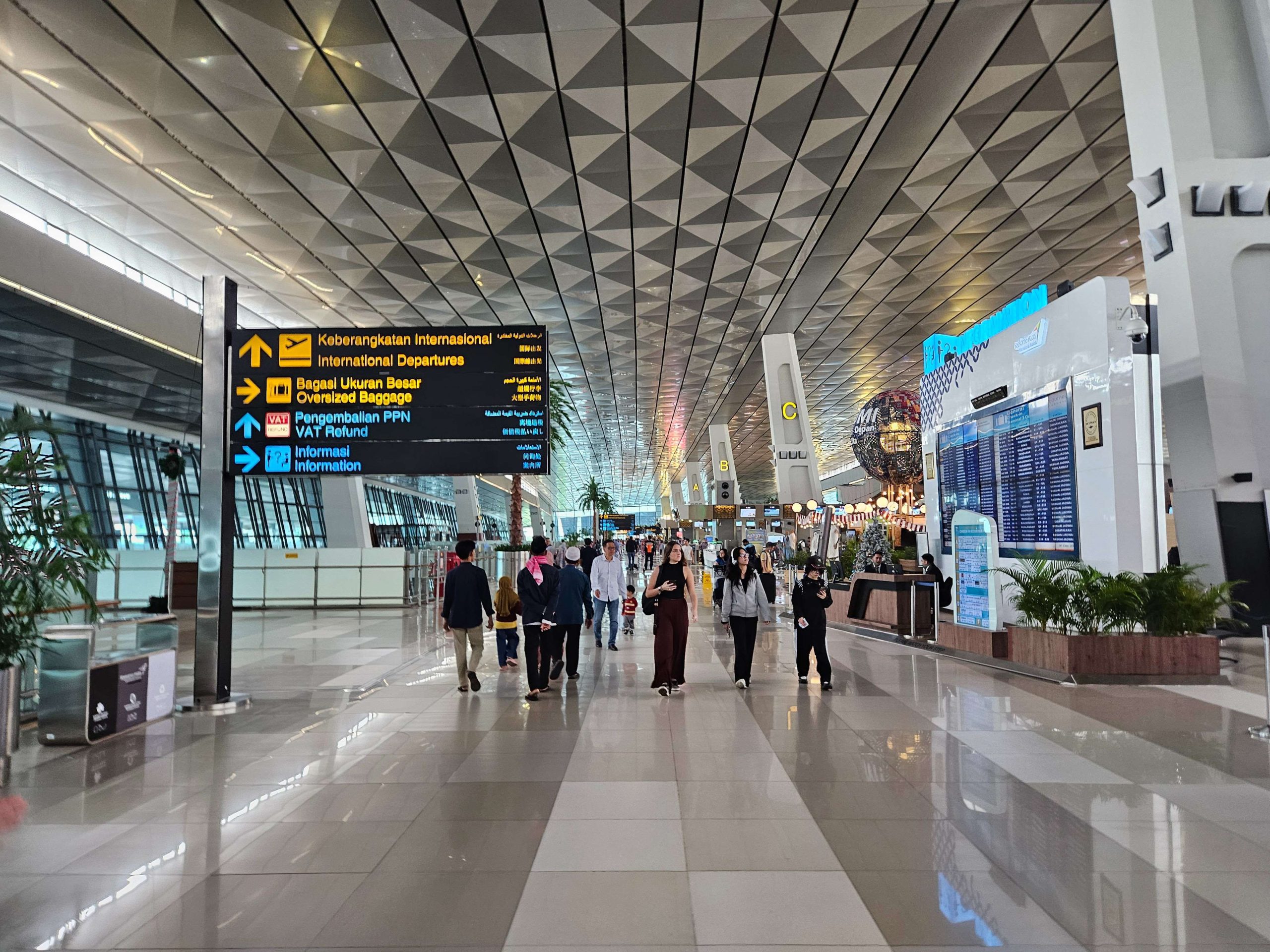 Soetta Perketat Protokol Kesehatan Menyusul Di Temukannya Kasus COVID-19 Di Antara Penumpang Internasional. Langkah ini di ambil untuk mencegah penyebaran varian baru virus yang dapat membahayakan kesehatan masyarakat. Bandara Soekarno-Hatta, sebagai pintu gerbang utama Indonesia, memiliki peran penting dalam mengendalikan masuknya penyakit menular dari luar negeri. Oleh karena itu, pengawasan terhadap penumpang yang datang dari luar negeri di perketat dengan berbagai prosedur kesehatan yang ketat. Penumpang internasional kini diwajibkan menjalani pemeriksaan suhu tubuh menggunakan thermo scanner yang di pasang di pintu kedatangan Terminal 2 dan 3. Jika di temukan gejala seperti demam atau batuk, penumpang akan di arahkan untuk menjalani pemeriksaan lanjutan di pos kesehatan bandara. Selain itu, setiap penumpang harus mengisi data kesehatan melalui aplikasi SatuSehat sebagai langkah deteksi dini gejala COVID-19. Langkah-langkah ini di harapkan dapat mencegah penyebaran virus di lingkungan bandara dan masyarakat luas. Situasi ini memerlukan respons cepat dan terukur dari semua pihak. Pengelola bandara bekerja sama dengan berbagai instansi terkait. Mereka berupaya memastikan semua protokol berjalan dengan efektif. Pengetatan protokol mencakup berbagai aspek. Mulai dari pemeriksaan suhu tubuh hingga penggunaan masker. Selain itu, upaya menjaga jarak fisik juga kembali di gencarkan. Penyediaan fasilitas sanitasi seperti hand sanitizer juga ditingkatkan. Kesadaran dan partisipasi aktif dari masyarakat sangat di butuhkan dalam upaya ini. Soetta Perketat pengawasan tidak hanya terhadap penumpang, tetapi juga terhadap seluruh aktivitas di bandara. Petugas kesehatan di kerahkan di setiap terminal untuk memastikan protokol kesehatan dijalankan dengan baik. Masyarakat di imbau untuk tetap mematuhi protokol kesehatan, seperti memakai masker dan menjaga kebersihan tangan, terutama saat berada di area publik seperti bandara. Dengan kerjasama semua pihak, di harapkan penyebaran COVID-19 dapat di tekan dan situasi kesehatan masyarakat tetap terjaga. Prosedur Kedatangan Penumpang Internasional Di Bandara Soekarno-Hatta Prosedur Kedatangan Penumpang Internasional Di Bandara Soekarno-Hatta telah menerapkan prosedur ketat untuk penumpang internasional guna mencegah penyebaran penyakit menular, khususnya COVID-19 dan variannya. Setiap penumpang yang akan tiba dari luar negeri di wajibkan untuk melakukan pengisian data kesehatan melalui aplikasi SatuSehat sebelum mendarat di Tanah Air. Pengisian data ini menjadi bagian dari strategi mitigasi risiko yang di tetapkan oleh pemerintah Indonesia. Setibanya di Terminal 2 atau Terminal 3, penumpang akan melalui proses skrining awal menggunakan thermo scanner otomatis yang terpasang di pintu kedatangan. Alat ini mendeteksi suhu tubuh secara cepat tanpa kontak langsung. Bila ada penumpang yang terdeteksi mengalami gejala seperti demam, batuk, atau sesak napas, maka yang bersangkutan akan segera di arahkan ke posko kesehatan bandara untuk menjalani pemeriksaan lanjutan oleh tenaga medis yang siaga 24 jam. Selain pemeriksaan suhu tubuh, petugas juga melakukan observasi terhadap tanda-tanda klinis lain yang muncul secara kasat mata. Proses ini di lakukan demi menjamin tidak ada potensi pembawa virus masuk tanpa di ketahui. Penumpang yang menunjukkan gejala lebih lanjut dapat di rujuk ke fasilitas kesehatan terdekat untuk mendapatkan perawatan sesuai standar. Selama berada di area bandara, seluruh penumpang di imbau untuk tetap mematuhi protokol kesehatan, seperti menggunakan masker medis, menjaga jarak fisik, dan menghindari kerumunan. Bandara juga menyediakan area sanitasi dan pengumuman rutin mengenai pencegahan penyakit menular. Melalui penerapan prosedur ini, Bandara Soekarno-Hatta berharap dapat menjaga keselamatan publik dan menekan laju penyebaran virus secara nasional. Soetta Perketat Pengawasan Terhadap Penumpang Domestik Dan Internasional Bandara Internasional Soekarno-Hatta (Soetta) terus meningkatkan kewaspadaan dalam menghadapi potensi penyebaran penyakit menular, termasuk COVID-19. Tidak hanya memfokuskan pengawasan pada penumpang internasional, pihak bandara kini juga memperketat pengawasan terhadap penumpang domestik yang baru saja tiba. Langkah ini menjadi bagian dari strategi nasional untuk menekan laju penyebaran virus di dalam negeri, khususnya menjelang periode padat perjalanan. Soetta Perketat Pengawasan Terhadap Penumpang Domestik dan Internasional. Setiap terminal kedatangan, baik untuk rute internasional maupun domestik, kini di lengkapi dengan pemeriksaan suhu tubuh otomatis yang di awasi langsung oleh petugas kesehatan. Penumpang yang menunjukkan gejala umum seperti demam, batuk, atau kelelahan berlebih akan segera di arahkan menuju posko medis bandara untuk menjalani evaluasi lanjutan. Tim kesehatan telah di siagakan secara penuh untuk menangani potensi kasus dengan cepat dan profesional. Selain pemeriksaan medis, pihak bandara juga rutin melakukan edukasi protokol kesehatan melalui pengumuman dan papan informasi digital. Penumpang di wajibkan menggunakan masker selama berada di area bandara, menjaga jarak aman dengan orang lain, dan sering mencuci tangan atau menggunakan hand sanitizer yang telah disediakan di berbagai titik. Peningkatan pengawasan ini merupakan bagian dari komitmen PT Angkasa Pura II dalam menjaga keselamatan pengguna jasa bandara. Dengan partisipasi aktif dari penumpang dan dukungan seluruh pihak terkait, di harapkan potensi penularan virus dapat di tekan semaksimal mungkin. Kolaborasi antara otoritas bandara, tenaga medis, dan masyarakat menjadi kunci utama dalam menciptakan perjalanan yang aman dan sehat bagi semua orang yang menggunakan fasilitas Bandara Soekarno-Hatta. Soetta Perketat Protokol Kesehatan Menjelang Libur Panjang Soetta Perketat Protokol Kesehatan Menjelang Libur Panjang meningkatkan kewaspadaan dengan memperketat protokol kesehatan di seluruh terminal. Lonjakan jumlah penumpang pada masa liburan menjadi perhatian utama, karena dapat meningkatkan risiko penyebaran penyakit menular, terutama COVID-19. Oleh karena itu, otoritas bandara bersama instansi terkait telah menyiapkan berbagai langkah antisipatif untuk memastikan kenyamanan dan keselamatan seluruh pengguna jasa bandara. Petugas kesehatan di kerahkan secara penuh di setiap pintu kedatangan dan keberangkatan untuk melakukan pemeriksaan suhu tubuh menggunakan perangkat pemindai otomatis. Jika penumpang terdeteksi mengalami gejala seperti demam, batuk, atau kelelahan, mereka akan langsung di arahkan ke posko kesehatan bandara untuk mendapatkan pemeriksaan lanjutan oleh tenaga medis profesional. Langkah ini bertujuan untuk mencegah potensi penularan virus di area padat seperti ruang tunggu dan jalur boarding. Selain pengawasan medis, pihak Soetta juga meningkatkan disiplin protokol kesehatan dengan memasang himbauan visual dan audio di seluruh area terminal. Penumpang di ingatkan untuk selalu memakai masker dan menjaga jarak aman. Serta rutin mencuci tangan atau menggunakan hand sanitizer yang telah tersedia di berbagai titik. Petugas lapangan turut memberikan edukasi langsung kepada penumpang yang belum mematuhi ketentuan kesehatan. Soetta Perketat pengawasan ini sebagai bentuk tanggung jawab sosial terhadap keselamatan publik. Kolaborasi antara manajemen bandara, petugas medis, dan kesadaran penumpang menjadi kunci dalam menghadapi lonjakan pergerakan saat libur panjang. Dengan pendekatan preventif ini, Bandara Soekarno-Hatta berharap dapat tetap menjadi tempat transit yang aman, sehat, dan nyaman bagi seluruh masyarakat. Selain penerapan prosedur ketat, petugas kesehatan juga siap memberikan informasi dan bantuan kepada penumpang yang membutuhkan. Langkah ini di ambil untuk meningkatkan kesadaran dan kepatuhan terhadap protokol kesehatan, sehingga penyebaran COVID-19 dapat ditekan dan situasi kesehatan masyarakat tetap terjaga. Soetta Perketat.