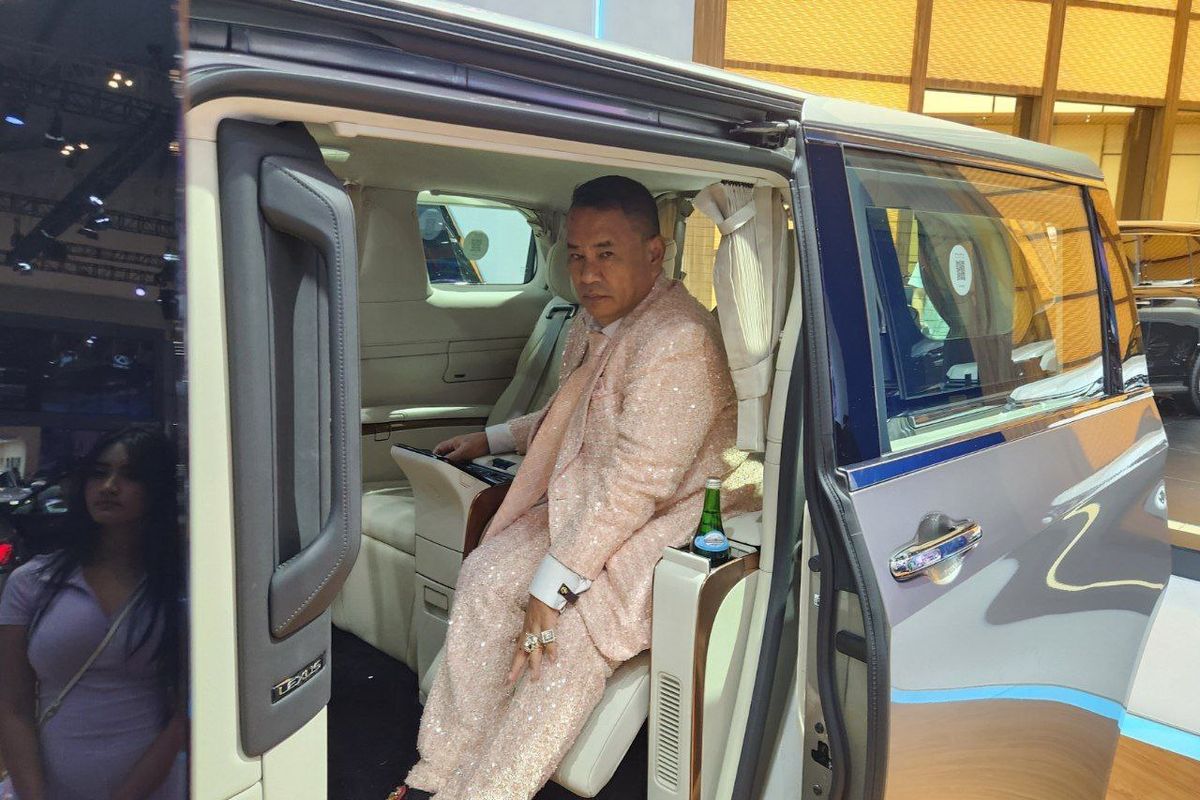 MPV 2,8 Miliar Curi Perhatian Hotman Paris Di GIIAS 2025