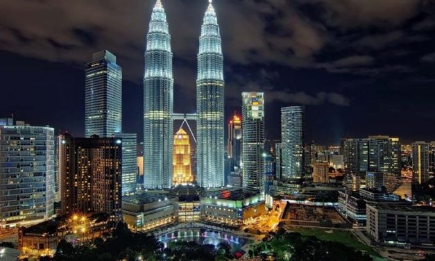 Gedung Petronas Towers Simbol Modernitas & Kemajuan Malaysia