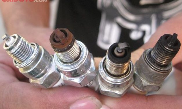 Mengecek Busi Secara Rutin Agar Performa Motor Tetap Optimal