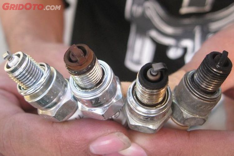 Mengecek Busi Secara Rutin Agar Performa Motor Tetap Optimal