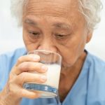Minum Susu Berperan Dalam Mencegah Osteoporosis, Benarkah?