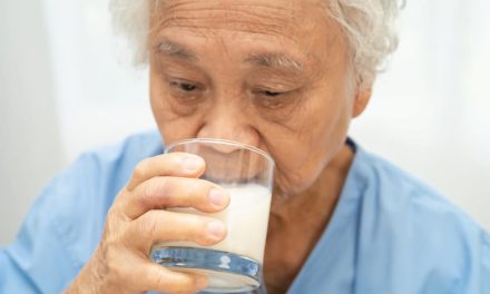 Minum Susu Berperan Dalam Mencegah Osteoporosis, Benarkah?