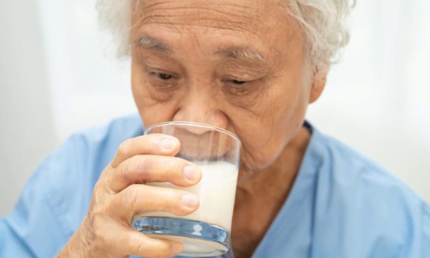 Minum Susu Berperan Dalam Mencegah Osteoporosis, Benarkah?