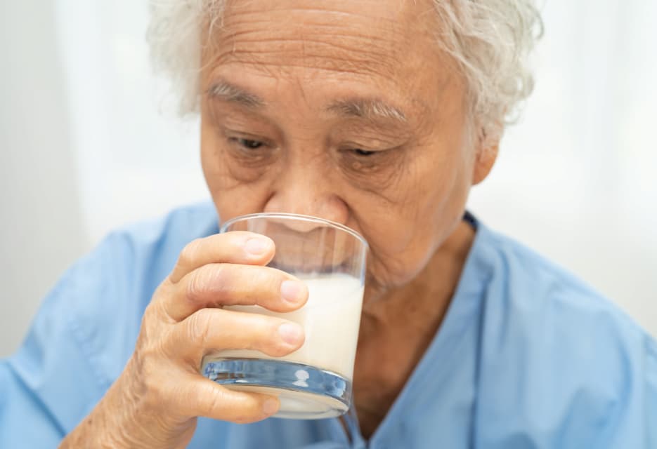 Minum Susu Berperan Dalam Mencegah Osteoporosis, Benarkah?
