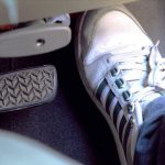 Nyetir Mobil Matic Di Sarankan Pakai Satu Kaki