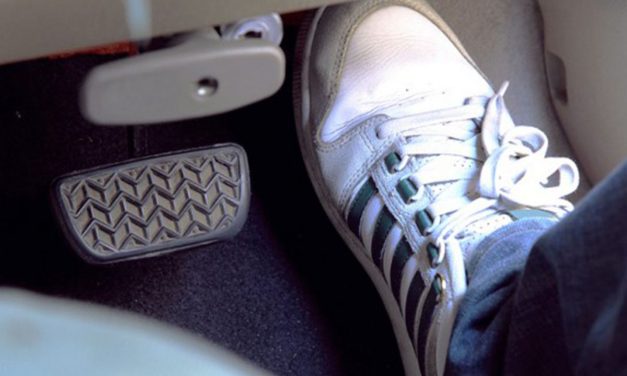 Nyetir Mobil Matic Di Sarankan Pakai Satu Kaki