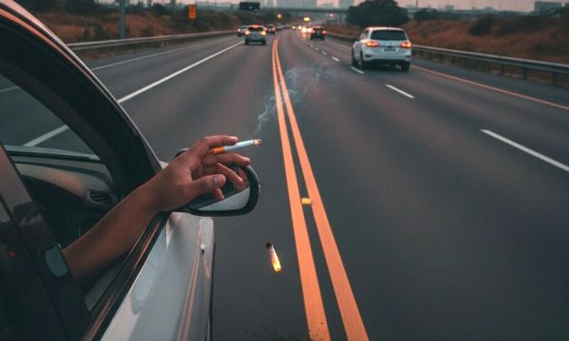 Merokok Di Jalan Tindakan Berbahaya Yang Harus Di Hindari