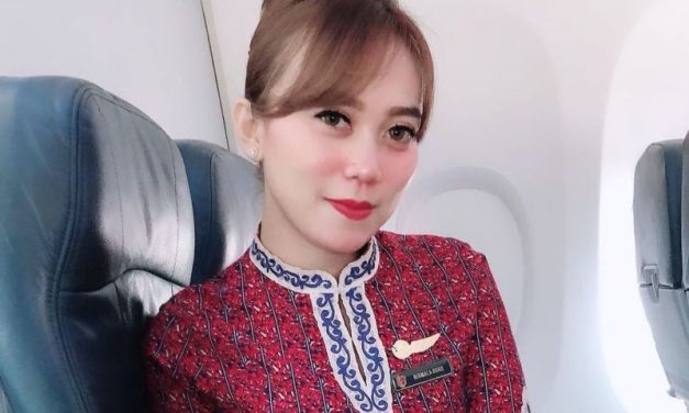 Profesi Pramugari Yang Identik Dengan Wajah Cantik Berseri
