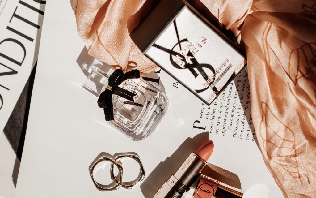 Brand YSL Keindahan Mode Dari Desainer Papan Atas