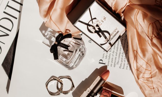 Brand YSL Keindahan Mode Dari Desainer Papan Atas
